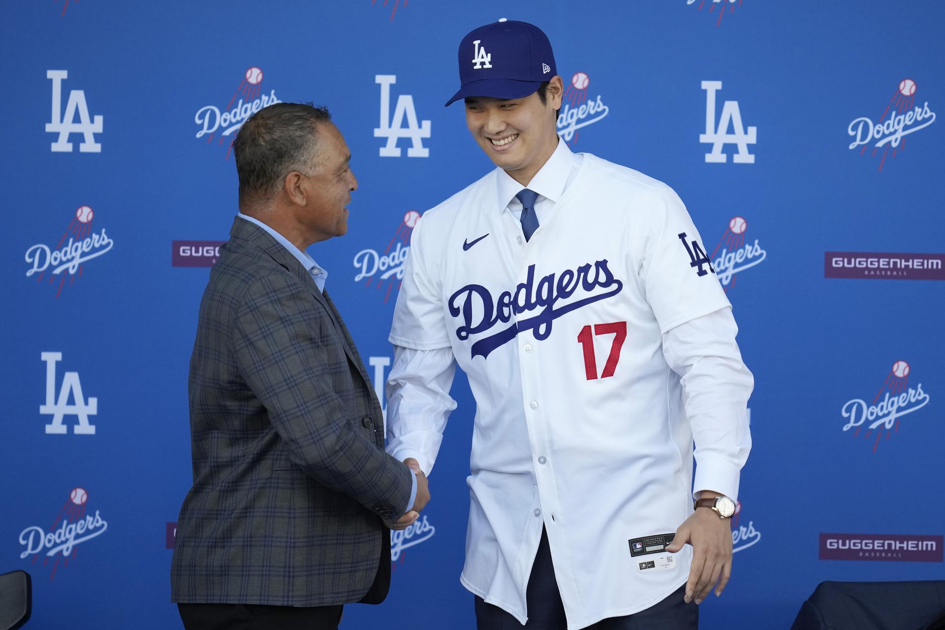 Shohei Ohtani shaking hands with Dave Roberts