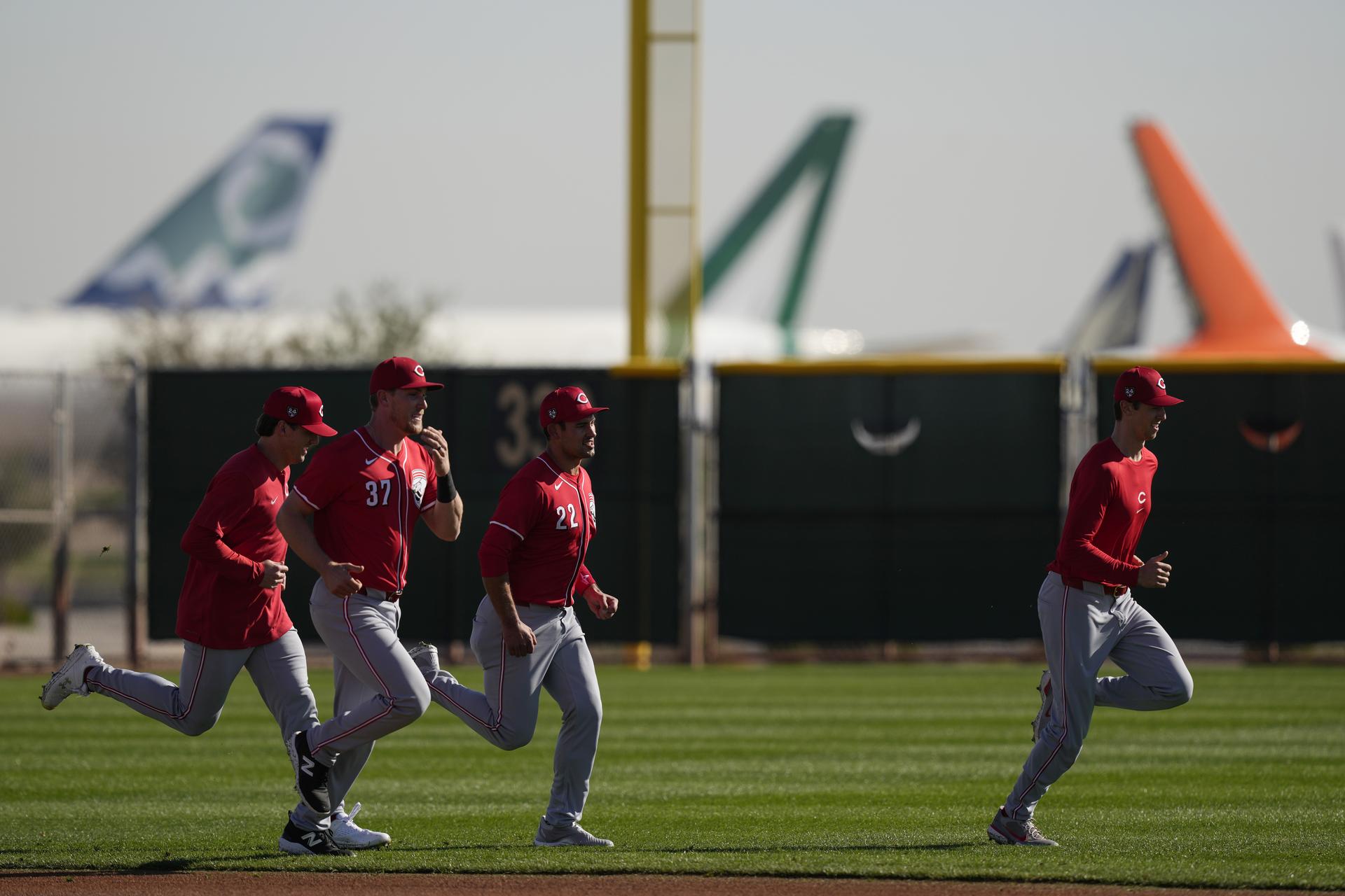Tyler Stephenson with other Reds players warming up during Spring Training
