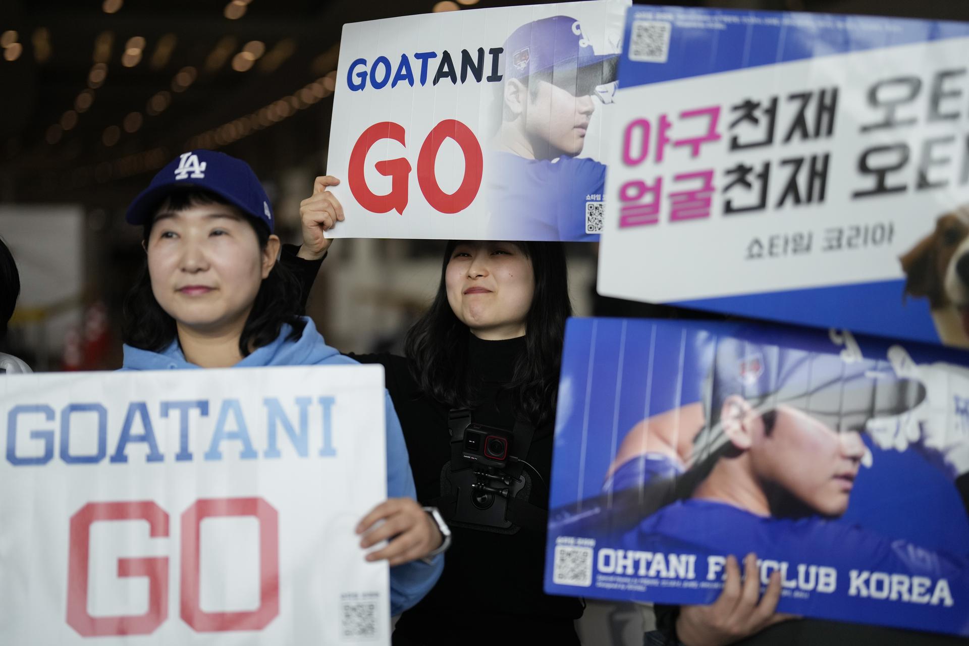 Fans at Incheon International Airport awaiting the Dodgers' arrival