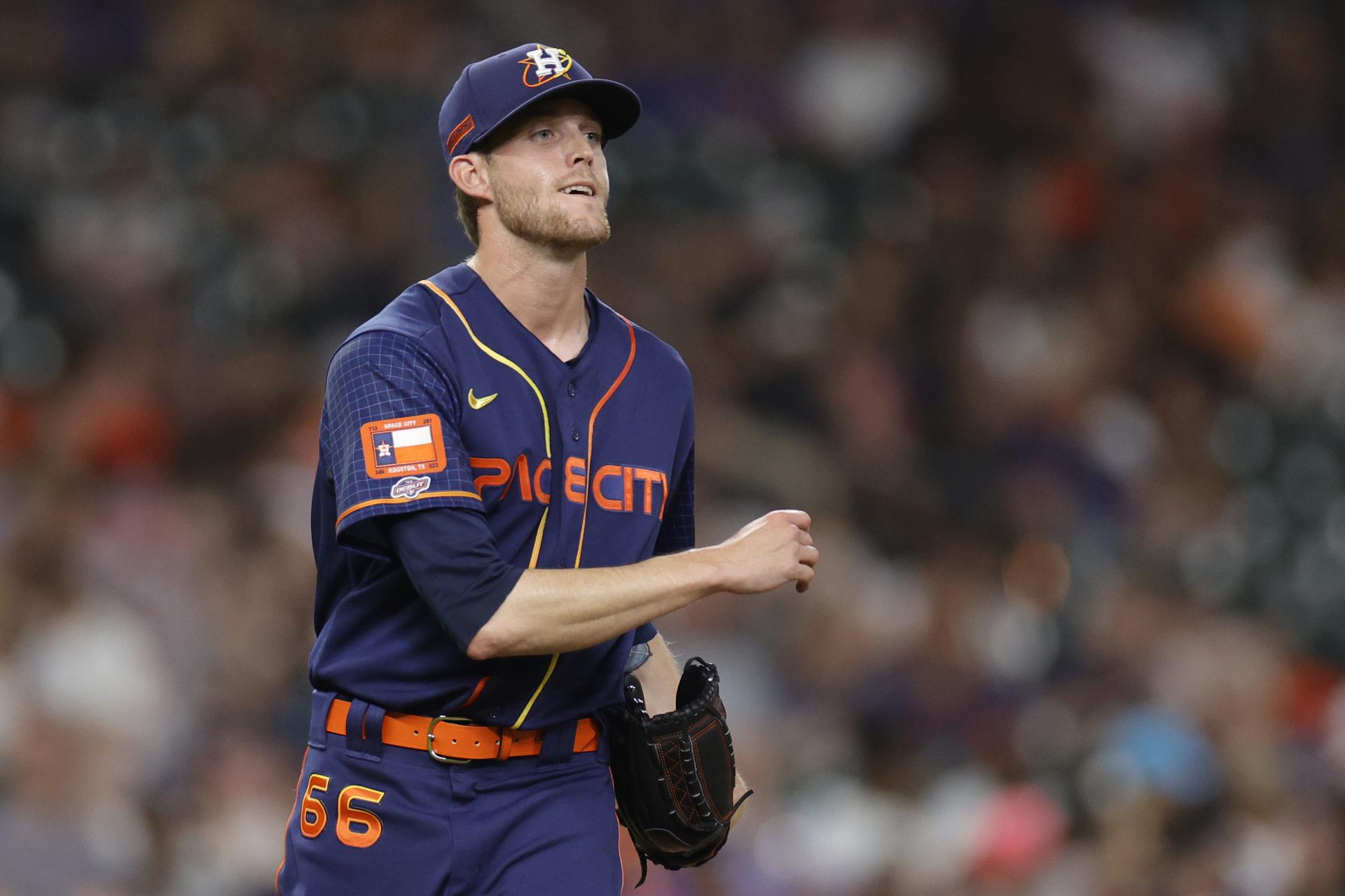 Astros pitcher Shawn Dubin smiles as he walks off the mound during a game against the Mets