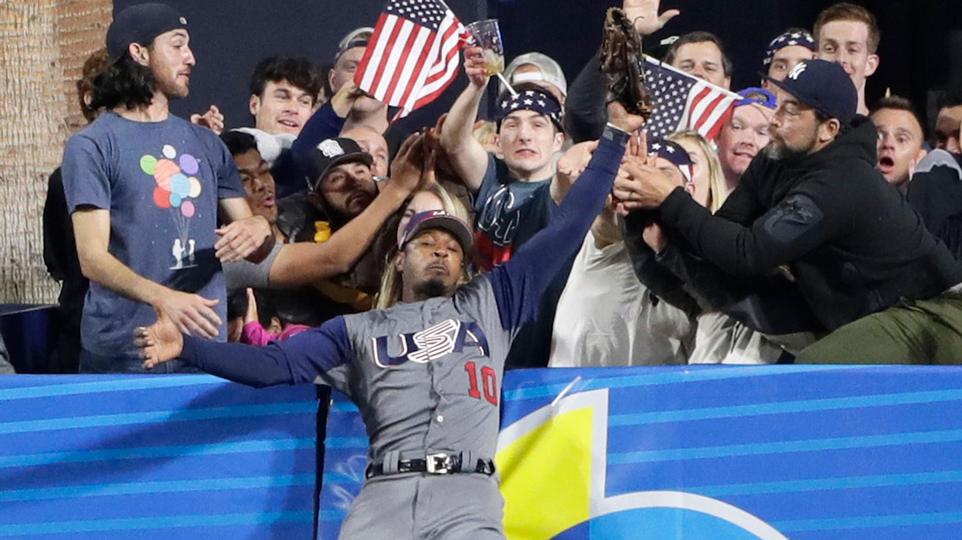 Team USA's Adam Jones makes leaping catch at outfield wall in 2017 World Baseball Classic