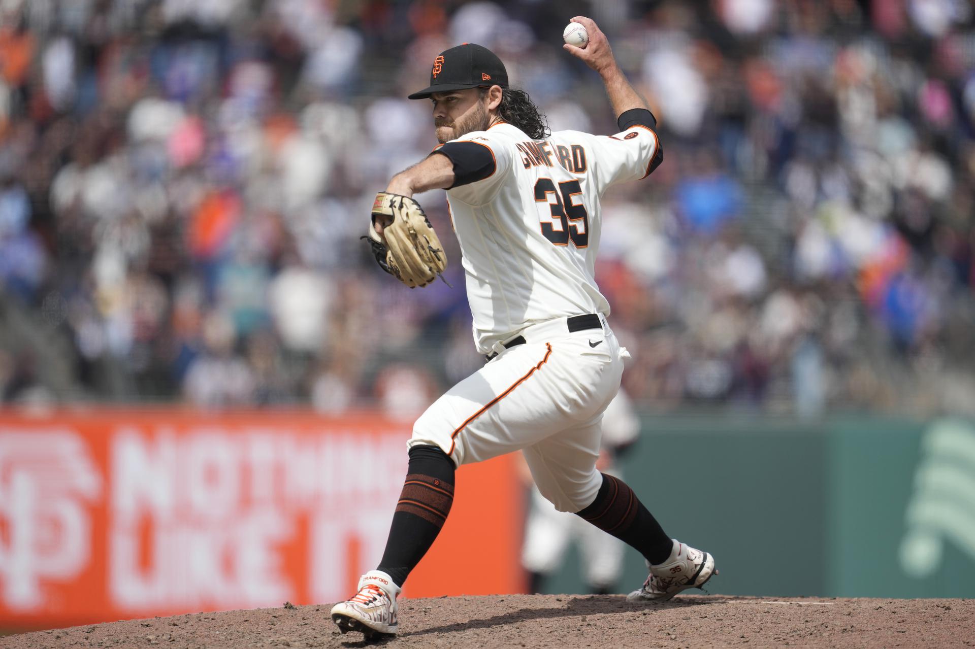 Giants player Brandon Crawford on the mound