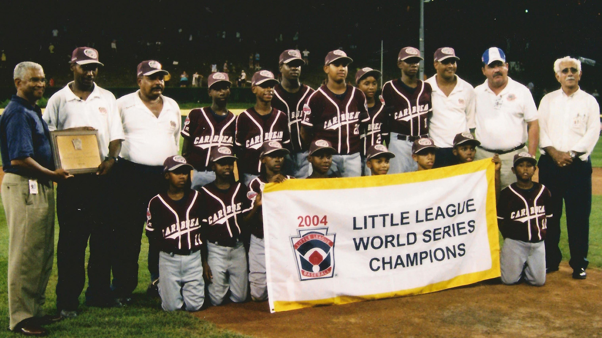A group photo of the 2004 Curaçao Little League team